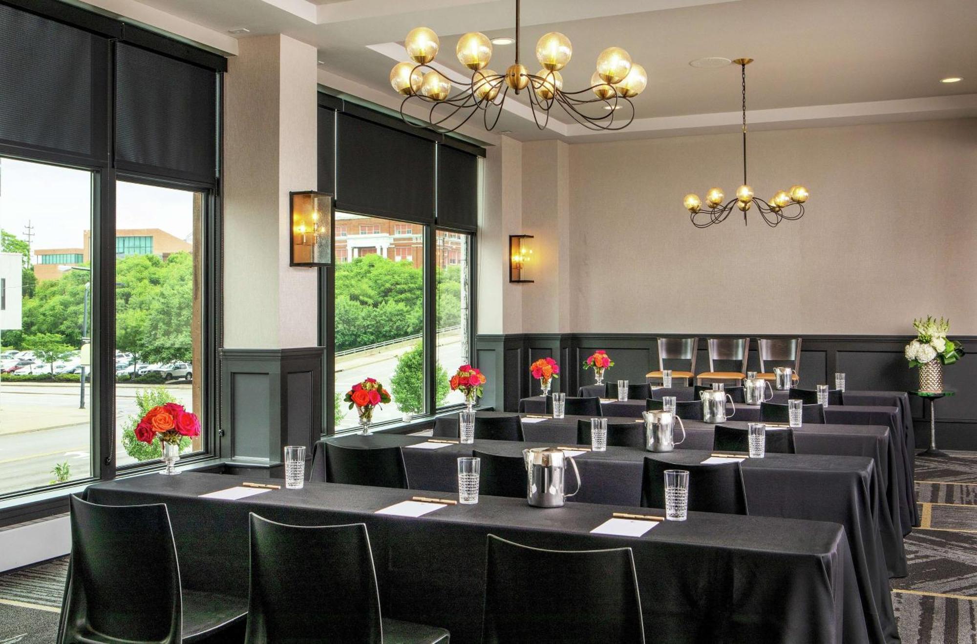 Doubletree By Hilton Youngstown Downtown Екстериор снимка