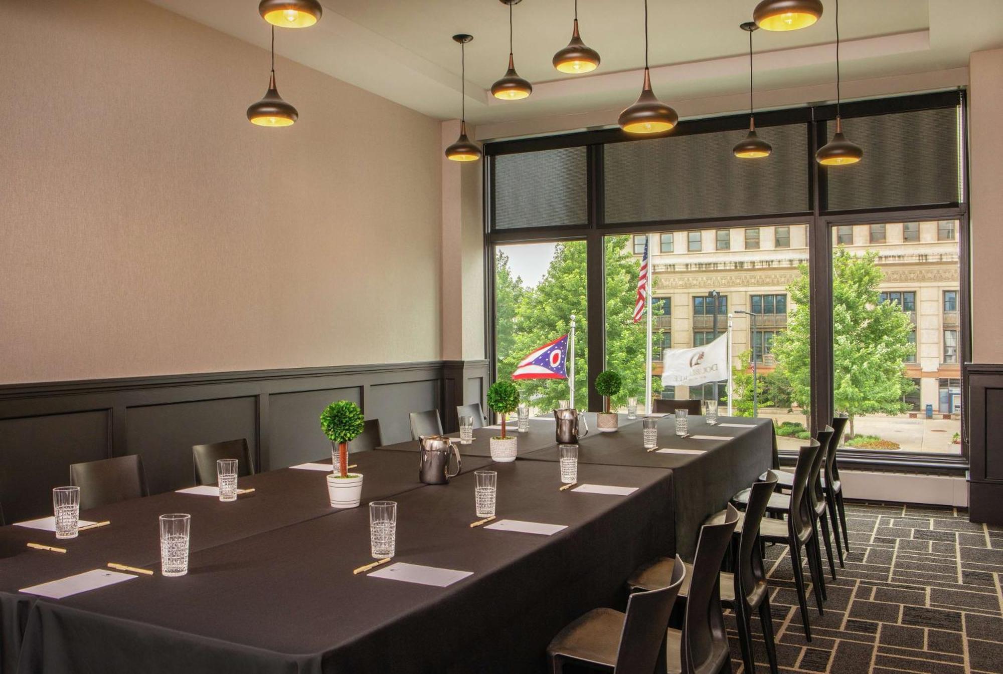 Doubletree By Hilton Youngstown Downtown Екстериор снимка